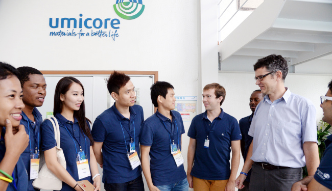 Eric Van den Broeck (right), the general manager of Umicore Korea Ltd., introduces the company to a team of international student ambassadors of Invest Korea, at the Umicore R&D center in Cheonan, South Chungcheong Province, on Sept. 6. Invest Korea is a foreign investment consulting unit of the state-run Korea Trade-Investment Promotion Agency.   Park Hyun-koo/The Korea Herald