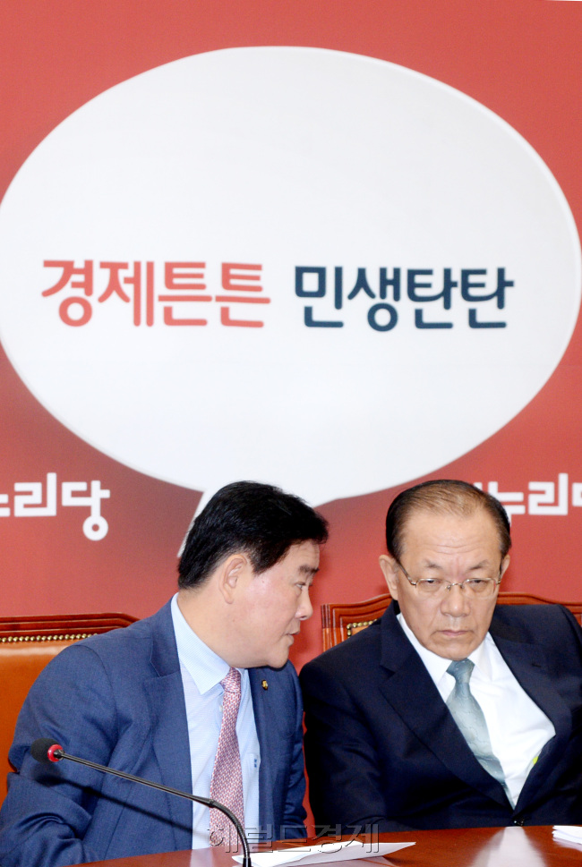 새누리당 황우여 대표와 최경환 원내대표는 23일 오전 국회에서 최고위원회의를 열어 추석 민심을 점검하고 정기국회 정상화 방안을 논의하고 있다. 박현구 기자phko@heraldcorp.com 2013.09.23
새누리당 황우여 대표와 최경환 원내대표는 23일 오전 국회에서 최고위원회의를 열어 추석 민심을 점검하고 정기국회 정상화 방안을 논의하고 있다. 박현구 기자phko@heraldcorp.com 2013.09.23
정기국회 정상화 논의하는 황우여·최경환