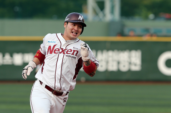 박병호(야구선수/넥센히어로즈내야수)
In the spirits of Chuseok, the Korean equivalent of Thanksgiving, Park Byung-ho, the slugging first baseman for the Nexen Heroes, gave his fans plenty to feel thankful for last weekend, further cementing his MVP case in the process.