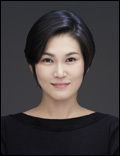 이서현(기업인/제일모직부사장/제일기획부사장/미국패션디자이너협회위원)
제일모직이 패션사업을 삼성에버랜드에 양도하는 것은 제일모직과 에버랜드의 ‘윈-윈 효과’를 극대화하려는 포석으로 풀이된다. 제일모직은 패션을 접는 대신 글로벌 초일류 소재기업으로만 줄달음칠 수 있게 됐고, 삼성에버랜드는 테마파크 사업에 디자인 역량을 접목해 한층 질 높은 서비스를 창출할 수 있게 됐다.