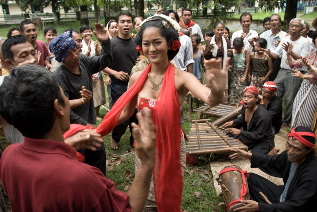 A scene from the 2011 Indonesian film “The Dancer.”   CJ CGV