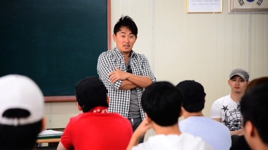 이승철(가수)
SBS ‘송포유’를 보면서 불편한 생각이 드는 건 어쩔 수 없었다. 욕을 입에 달고 사는 건 물론이고 온몸에 문신을 한 아이들, 인터뷰에서 “(남녀) 둘이 들어가면 셋이 돼서 나오는 곳이다”, “애들을 땅에 묻어본 적도 있다”라고 태연하게 말하는 아이를 보면서 기성세대의 한 사람으로서 보는 내내 무거운 기분이 들었다.