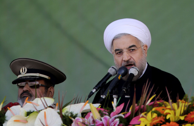 하산로우하니(HassanRouhani/정치인/이란대통령)
Iran’s President Hasan Rouhani gives a speech during an annual military parade in Tehran on Sunday.   AP-Yonhap News