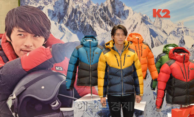 현빈(김태평/영화배우/탤런트)
23일 오전 롯데백화점 본점에서 열린 아웃도어 브랜드 K2의 2013 F/W 신제품 마조람3 다운자켓 출시행사에 참석한 K2의 모델 현빈이 포토세션을 갖고 있다.