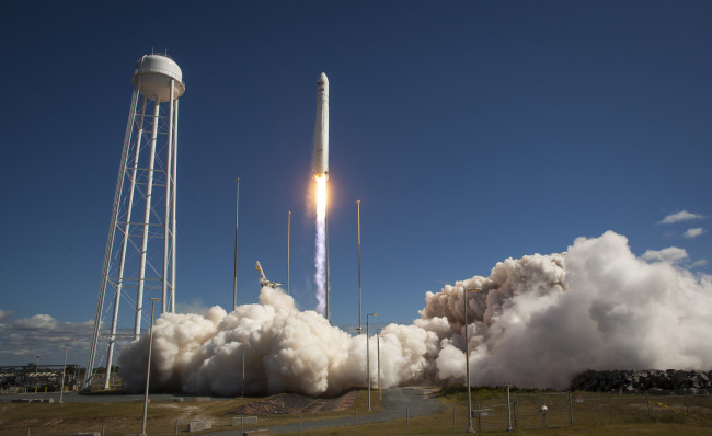 The Orbital Sciences Corporation Antares rocket, with the Cygnus cargo spacecraft aboard, is seen as it launches from Pad-0A of the Mid-Atlantic Regional Spaceport at NASA Wallops Flight Facility, Virginia, on Sept. 18.   UPI-Yonhap News