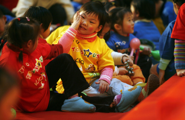 Homeschooling dad Zhang Qiaofeng poses with his two students Liu Yanxiu (left) and Zhang Hongwu.   The Straits Times