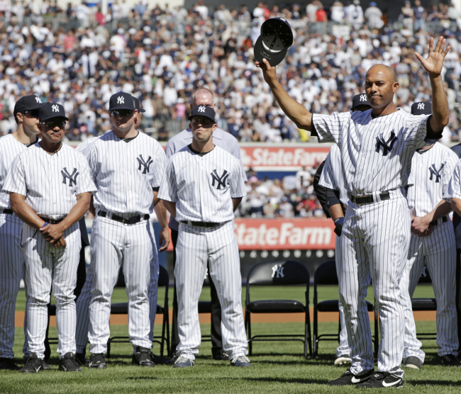 <YONHAP PHOTO-0219> New York Yankees relief pitcher Mariano Rivera, right, acknowledges the crowd as he is honored in a pregame ceremony at Yankee Stadium before a baseball game against the San Francisco Giants, Sunday, Sept. 22, 2013, in New York. The 13-time All-Star closer is retiring at the end of this season. (AP Photo/Kathy Willens)/2013-09-23 06:41:11/ <저작권자 ⓒ 1980-2013 ㈜연합뉴스. 무단 전재 재배포 금지.>
New York Yankees relief pitcher Mariano Rivera (right) acknowledges the crowd as he is honored in a pregame ceremony at Yankee Stadium before a baseball game against the San Francisco Giants in New York on Sunday.    AP-Yonhap News