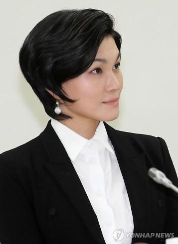 이서현(기업인/제일모직부사장/제일기획부사장/미국패션디자이너협회위원)
Cheil Industries, despite its roots in fashion, will be giving up its money-losing apparel unit to whole-heartedly focus on electronics materials for Samsung Electronics and other key Samsung affiliates.
