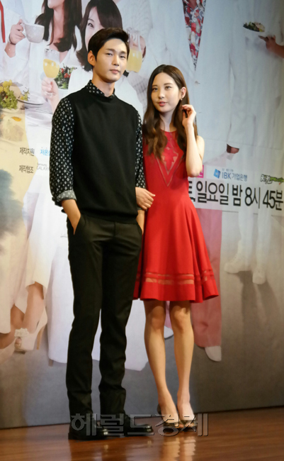 이원근(탤런트),서현(서주현/가수/소녀시대/소녀시대-태티서)
인기 걸그룹 소녀시대의 멤버로 유명한 서현(맨오른쪽)이 연기자로 변신해 23일 오후 서울 영등포구 여의도 63시티에서 열린 SBS 드라마 ‘열애’(연출 배태섭) 제작발표회에서 인사를 하고 있다. 촬영=삼성 갤럭시NX, 18-200mm