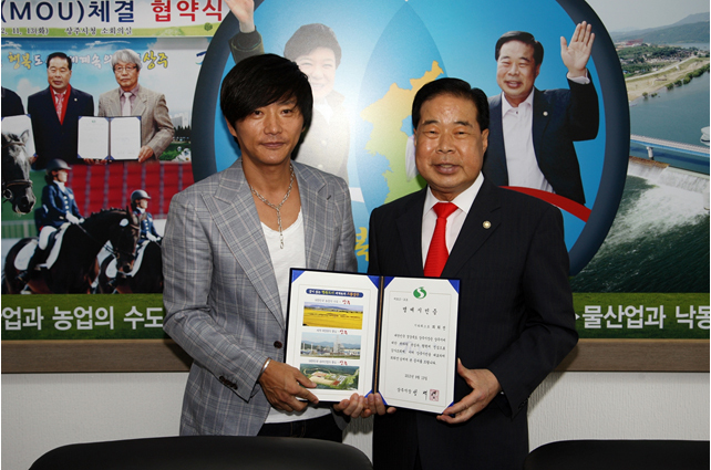 최희선(기타리스트/한국레코딩뮤지션협회회장/한국음악실연자협회이사)
조용필과 위대한 탄생’의 리더이자 기타리스트인 최희선이 경북 상주시 홍보대사로 위촉됐다.