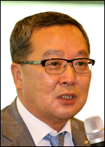 이재영(공기업인/연구인/한국토지주택공사사장)
이재영 LH(한국토지주택공사) 사장은 23일 취임 100일을 맞아 LH본사에서 열린 기자간담회에서 최근 행복주택 주변 지역 주민 반발로 사업 추진이 늦어지고 있지만 예정대로 추진하도록 노력하고 있다고 강조했다.