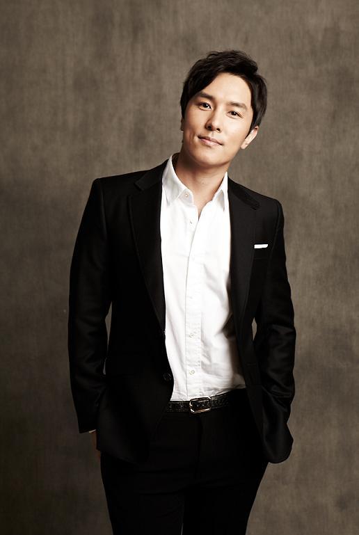 김동완(가수/탤런트/신화)
신화’ 김동완이 뮤지컬 ‘벽을 뚫는 남자’의 주연배우로 전격 캐스팅돼 2년여 만에 뮤지컬 무대에 서게 됐다.
