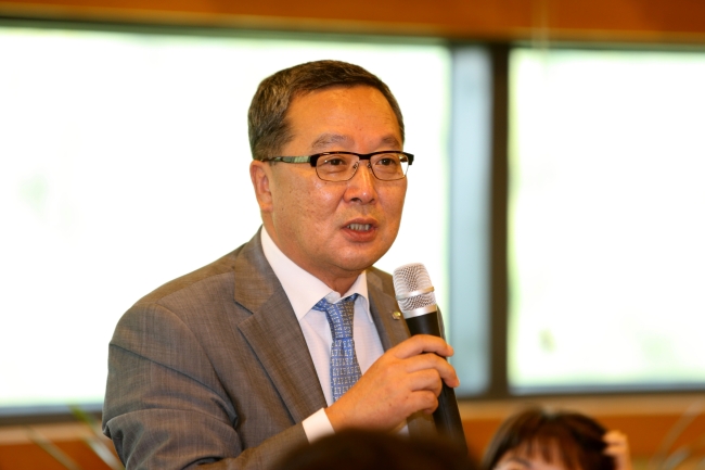 이재영(공기업인/연구인/한국토지주택공사사장)
이재영 LH(한국토지주택공사·사진) 사장은 23일 취임 100일을 맞아 LH 본사에서 열린 기자간담회에서 최근 행복주택 주변 지역 주민 반발로 사업 추진이 늦어지고 있지만 예정대로 추진하도록 노력하고 있다고 강조했다. 이 사장은 “주민들과 지속적인 대화로 합리적으로 풀어나가고 있다”며 “각종 공청회와 설명회, 지방자치단체 면담 결과 등을 분석해 지구별로 맞춤형 처방을 준비하고 있다”고 설명했다.