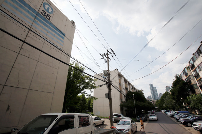 강남 재건축 아파트 값이 들썩이면서 다시 ‘집값 바닥론’에 힘이 쏠리고 있다. 주요 재건축 단지의 사업 추진이 속도를 내고 있는데다 정부의 8.28 전ㆍ월세 종합대책으로 투자심리가 급속히 살아나고 있기 때문이다.