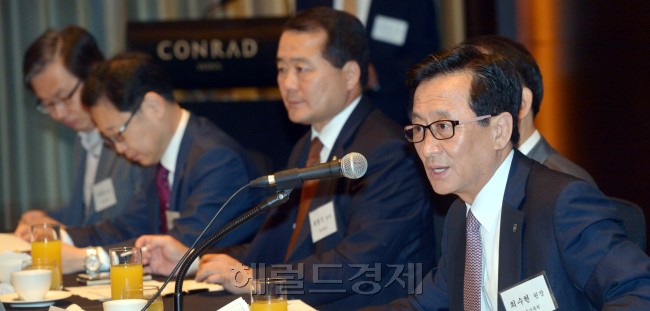 최수현 금융감독원장은 24일 오전 서울 여의도 콘래드호텔에서 열림 금융회사 최고정보책임자(CIO), 학계, 금융IT 전문가 등과의 간담회에서 금융IT 환경 변화에 따른 보안강화 대책의 필요성을 강조하며 모두발언을 하고 있다.<br />김명섭 기자 msiron@heraldcorp.com
최수현 금융감독원장은 24일 오전 서울 여의도 콘래드호텔에서 열림 금융회사 최고정보책임자(CIO), 학계, 금융IT 전문가 등과의 간담회에서 금융IT 환경 변화에 따른 보안강화 대책의 필요성을 강조하며 모두발언을 하고 있다.
김명섭 기자 msiron@heraldcorp.com