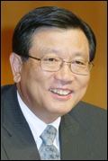 박삼구(기업인/금호아시아나그룹회장)
박삼구<사진> 금호아시아나그룹 회장은 24일 서울프라자 호텔에서 리자오싱(李肇星) 중국 공공외교협회 회장과 만나 한ㆍ중 교류 활성화 및 경제협력 방안 등에 대해 환담을 나눴다. 리자오싱 회장은 한ㆍ중 외교부가 주최하는 한중공공외교포럼 참석을 위해 우리나라를 찾았다. 박 회장은 이 자리에서 “앞으로 한ㆍ중 경제 발전에 이바지하고 양국 간 우호 증진을 위해 최선을 다할 것”이라고 말했다.