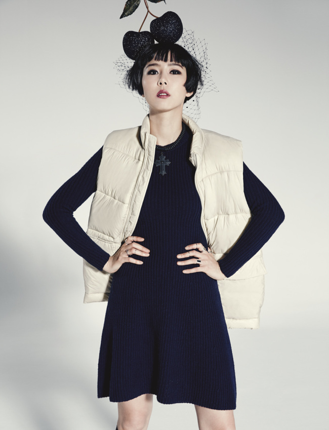 김나영(방송연예인)
파리 패션위크가 먼저 알아본 ‘신흥 패셔니스타’ 김나영이 에잇세컨즈의 캠페인 모델로 발탁됐다.