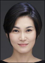 이서현(기업인/제일모직부사장/제일기획부사장/미국패션디자이너협회위원)
제일모직의 패션 부문이 삼성에버랜드에 넘겨진다는 소식에 대한 업계의 공통 반응이다. 윈-윈을 목표로 둔 선택과 집중이라는 게 삼성의 설명이지만, 이보다는 당장 삼성그룹의 후계경영 구도가 머릿속에 그려지는 것과 무관치 않다.
