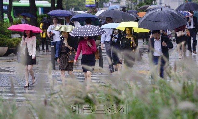 가을비가 촉촉히 내리고 있다. 24일 오전시민들이 청계광장에 조성된 수크렁을 벗삼아 출근길을 서두르고 있다. 박해묵 기자/mook@heraldcorp.com
가을비가 촉촉히 내리고 있다. 24일 오전시민들이 청계광장에 조성된 수크렁을 벗삼아 출근길을 서두르고 있다. 박해묵 기자/mook@heraldcorp.com
