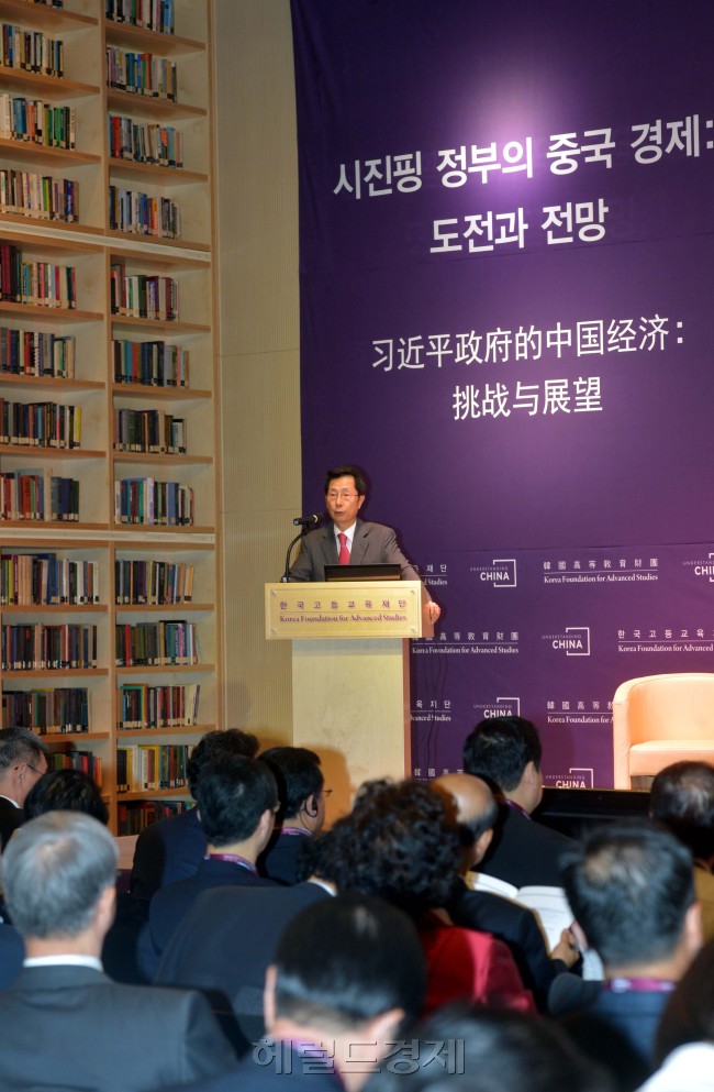 한국고등교육재단은 24일 오전 서울 강남구 역삼동 재단 도서관에서 '시진핑 정부의 중국 경제: 도전관 전망'이라는 주제로 세미나를 열었다.<br />김명섭 기자 msiron@heraldcorp.com
한국고등교육재단은 24일 오전 서울 강남구 역삼동 재단 도서관에서 '시진핑 정부의 중국 경제: 도전관 전망'이라는 주제로 세미나를 열었다.
김명섭 기자 msiron@heraldcorp.com
한국고등교육재단은 24일 오전 서울 강남구 역삼동 재단 도서관에서 '시진핑 정부의 중국 경제: 도전관 전망'이라는 주제로 세미나를 열었다.
김명섭 기자 msiron@heraldcorp.com