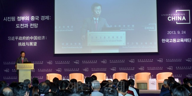 한국고등교육재단은 24일 오전 서울 강남구 역삼동 재단 도서관에서 '시진핑 정부의 중국 경제: 도전관 전망'이라는 주제로 세미나를 열었다.<br />김명섭 기자 msiron@heraldcorp.com
한국고등교육재단은 24일 오전 서울 강남구 역삼동 재단 도서관에서 '시진핑 정부의 중국 경제: 도전관 전망'이라는 주제로 세미나를 열었다.
김명섭 기자 msiron@heraldcorp.com
한국고등교육재단은 24일 오전 서울 강남구 역삼동 재단 도서관에서 '시진핑 정부의 중국 경제: 도전관 전망'이라는 주제로 세미나를 열었다.
김명섭 기자 msiron@heraldcorp.com
한국고등교육재단은 24일 오전 서울 강남구 역삼동 재단 도서관에서 ‘시진핑 정부의 중국경제: 도전과 전망’이라는 주제로 세미나를 열었다. 김명섭 기자/msiron@heraldcorp.com