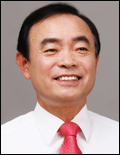장병완(국회의원/전대학총장/미래창조과학방송통신위원회위원/예산결산특별위원회위원)
민주당 장병완 정책위의장은 ‘기초노령연금’의 지원 대상과 지급 폭이 크게 줄면서 ‘공약 파기’ 논란이 일고 있는 것과 관련, “그 공약 때문에 당선됐는데 못 지키겠다는 것이 말이 되느냐”고 말했다. 정기국회에 민주당의 전략이 담겨 있는 대목이다.