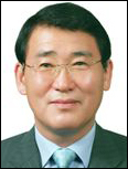 안양호(기업인/전정무직공무원/공무원연금공단이사장)
공무원연금공단(이사장 안양호ㆍ사진)은 24일 오후 세종시 M2블록 공무원 임대주택 건립공사 현장을 점검하는 등 세종시 이주 공무원의 차질 없는 입주 지원을 위해 현장이사회를 개최한다.