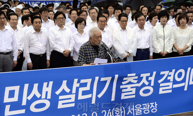 김한길(국회의원/민주당당대표)
민주당이 24일 오전 서울광장 천막당사에서 ‘국민과 함께 하는 민주-민생 살리기’ 출정 결의대회를 가진 가운데 김한길 민주당대표가 24일 출정식에 앞서 발언을 하고있다.