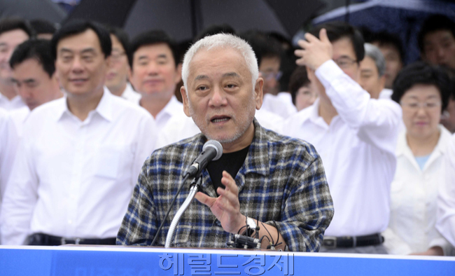 김한길(국회의원/민주당당대표)
민주당이 24일 오전 서울광장 천막당사에서 ‘국민과 함께 하는 민주-민생 살리기’ 출정 결의대회를 가진 가운데 김한길 민주당대표가 24일 출정식에 앞서 발언을 하고있다.