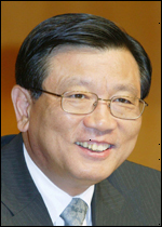 박삼구(기업인/금호아시아나그룹회장)
박삼구<사진> 금호아시아나그룹 회장은 24일 서울프라자 호텔에서 리자오싱(李肇星) 중국 공공외교협회 회장과 만나 한ㆍ중 교류 활성화 및 경제협력 방안 등에 대해 환담을 나눴다. 리자오싱 회장은 한ㆍ중 외교부가 주최하는 한중공공외교포럼 참석을 위해 우리나라를 찾았다. 박 회장은 이 자리에서 “앞으로 한ㆍ중 경제 발전에 이바지하고 양국 간 우호 증진을 위해 최선을 다할 것”이라고 말했다.