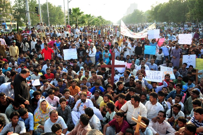 Pakistani Christians participate in a protest in Peshawar on Monday.
Xinhua-Yonhap News