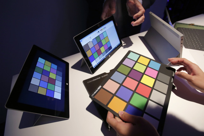 A color checker chart (right) is used to demonstrate the color accuracy of a new Surface 2 tablet computer in New York on Monday.    (AP-Yonhap News)