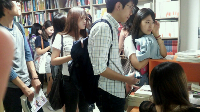 Sogang University students wait to borrow used textbooks at the “Dream Library” in Seoul on Sept. 5.    Sogang Student Club Union