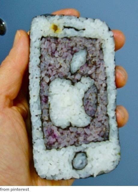 스마트폰 모양의 이색 김밥이 등장해 화제다.