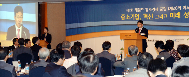 Industry Minister Yoon Sang-jick delivers a keynote speech at the Creative Economy Forum organized by Herald Corp. in Seoul on Tuesday.   Ahn Hoon/The Korea Herald