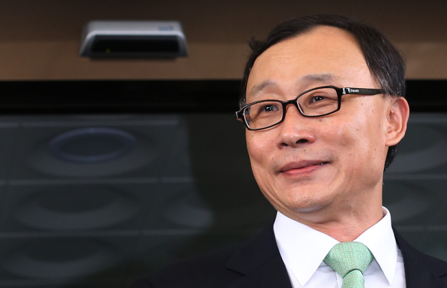 채동욱(정무직공무원/전검사/대검찰청검찰총장)
The prosecution chief embroiled in a lovechild scandal sued the Chosun Ilbo on Tuesday, demanding the conservative daily correct recent reports of him concealing a son born out of wedlock.