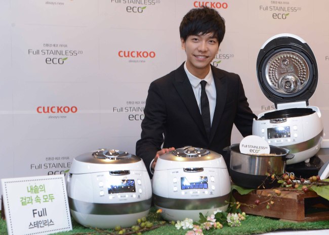 이승기(가수/탤런트)
쿠쿠전자(대표 구본학)는 24일 플라자호텔 오크룸에서 국내 최초 100% 풀스테인리스 재질의 전기압력밥솥인 친환경 ‘풀스테인리스 2.0 에코’ 출시를 기념해 사진행사를 열었다고 밝혔다.