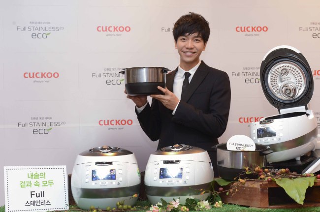 이승기(가수/탤런트)
쿠쿠전자(대표 구본학)는 24일 플라자호텔 오크룸에서 국내 최초 100% 풀스테인리스 재질의 전기압력밥솥인 친환경 ‘풀스테인리스 2.0 에코’ 출시를 기념해 사진행사를 열었다고 밝혔다.
