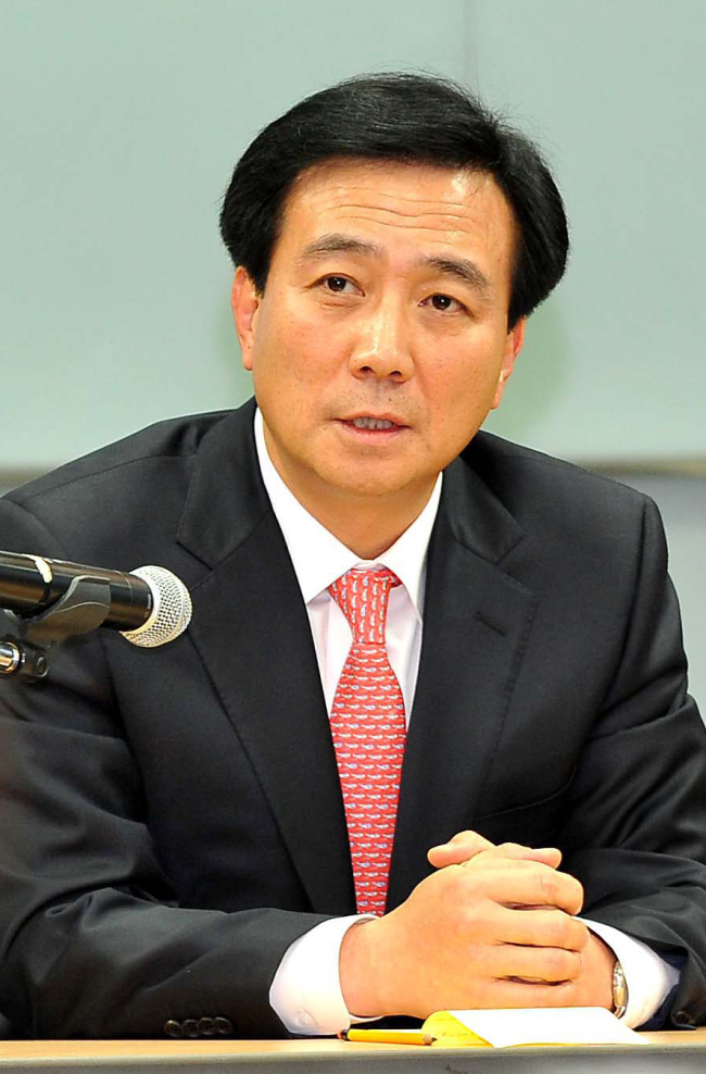 박병엽 팬택 부회장이 6일 서울 마포구 상암동 팬택 본사에서 열린 긴급 기자회견에서 사의 표명을 밝히고 있다.<br />이상섭 기자. babtong@heraldm.com 2011.12.06
박병엽 팬택 부회장이 6일 서울 마포구 상암동 팬택 본사에서 열린 긴급 기자회견에서 사의 표명을 밝히고 있다.
이상섭 기자. babtong@heraldm.com 2011.12.06
박병엽 팬택 부회장이 6일 서울 마포구 상암동 팬택 본사에서 열린 긴급 기자회견에서 사의 표명을 밝히고 있다.
이상섭 기자. babtong@heraldm.com 2011.12.06