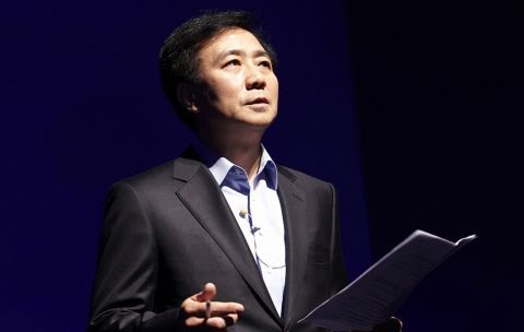 박병엽(기업인/교수/팬택대표이사부회장/고려대학교겸임교수)
박병엽 팬택 부회장<사진>이 주주총회나 제품 발표회 때 기자들과 만나 늘 하던 소리였다. 채권단에 모든 지분을 넘기고 경영권만 갖고 있는 상태에서 박 부회장은 반드시 회사를 되찾겠다고 의지를 표명했었다.