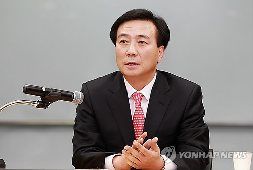 박병엽(기업인/교수/팬택대표이사부회장/고려대학교겸임교수)
Park Byeong-yeop, the vice chairman of Pantech Co., South Korea’s third-largest maker of mobile phones, has tendered his resignation mainly due to poor health, industry sources said Tuesday.