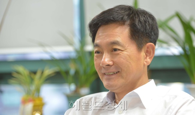 조현정 비트컴퓨터 회장<br />김명섭 기자 msiron@heraldcorp.com
조현정 비트컴퓨터 회장
김명섭 기자 msiron@heraldcorp.com
조현정 비트컴퓨터 회장
김명섭 기자 msiron@heraldcorp.com
조현정 비트컴퓨터 회장
김명섭 기자 msiron@heraldcorp.com