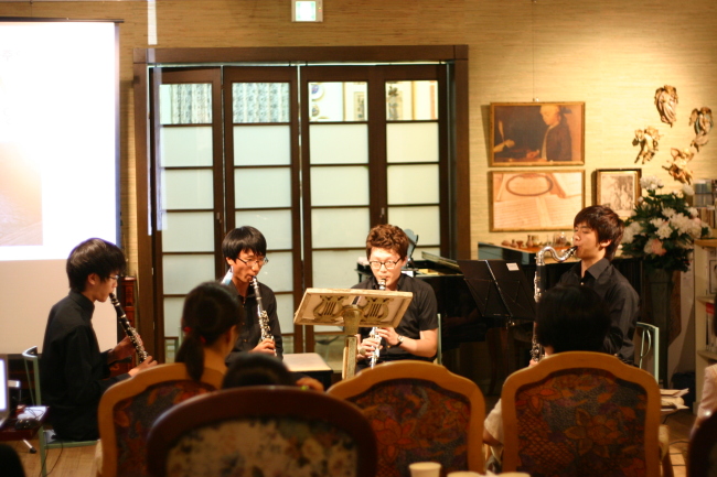 Joseph Kim (right) and his ensemble perform in a Seoul hospital in late July. (Joseph Kim)