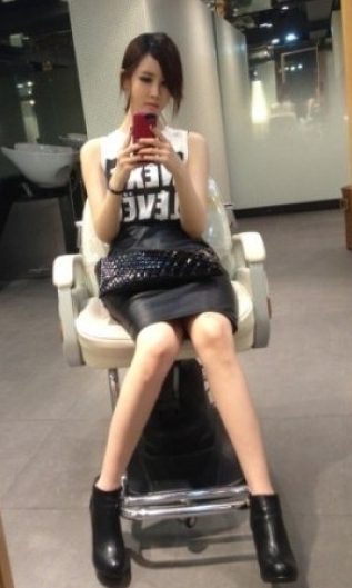 이다해(탤런트)
배우 이다해는 9월 25일 자신의 웨이보에 “새벽 3시 20분에 일어나서 미용실에서 준비하고 여러분을 만나러 광저우로 기요. 곧 만나요”라는 중국어 글과 함께 사진을 게재했다.