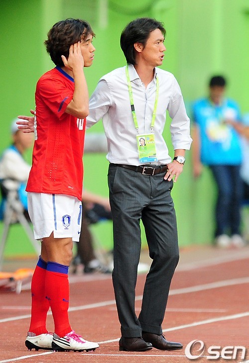박주영(축구선수/아스날FC포워드),홍명보(축구감독/전축구선수/축구국가대표팀)
추석 전날 본가에서 집안청소를 하다가 우연히 사진한 장을 발견하게 됐다. 20대 후반의 내 모습이었다. 중력(重力)이 상실된 무력감이 엄습해왔다. 현재의 내가 과거의 나에게, 죄를 진 것처럼 가슴 한구석이 텅 비어왔다. 한마디 고백이 입가에 맴돌았다. ‘그래 참 많이 늙었지, 정말 미안해’라고.