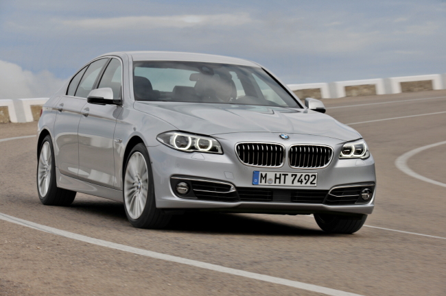 국내 수입차 판매 부동의 1위 BMW 520d가 몸값을 90만원(520d 기본형 가격 기준) 올리고 트림을 기존 기본형 1종에서 기본형, 럭셔리, X드라이브(4륜구동), X드라이브 럭셔리 등 총 4종으로 확대해 돌아왔다.