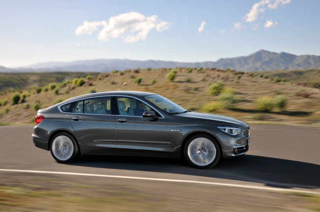 국내 수입차 판매 부동의 1위 BMW 520d가 몸값을 90만원(520d 기본형 가격 기준) 올리고 트림을 기존 기본형 1종에서 기본형, 럭셔리, X드라이브(4륜구동), X드라이브 럭셔리 등 총 4종으로 확대해 돌아왔다.