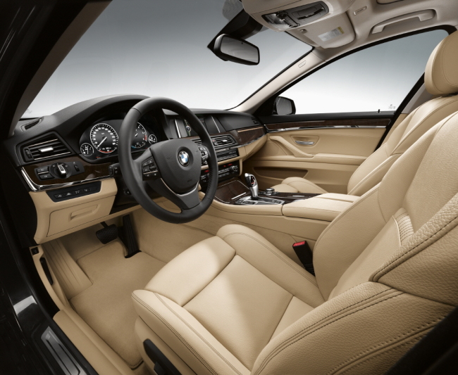 국내 수입차 판매 부동의 1위 BMW 520d가 몸값을 90만원(520d 기본형 가격 기준) 올리고 트림을 기존 기본형 1종에서 기본형, 럭셔리, X드라이브(4륜구동), X드라이브 럭셔리 등 총 4종으로 확대해 돌아왔다.