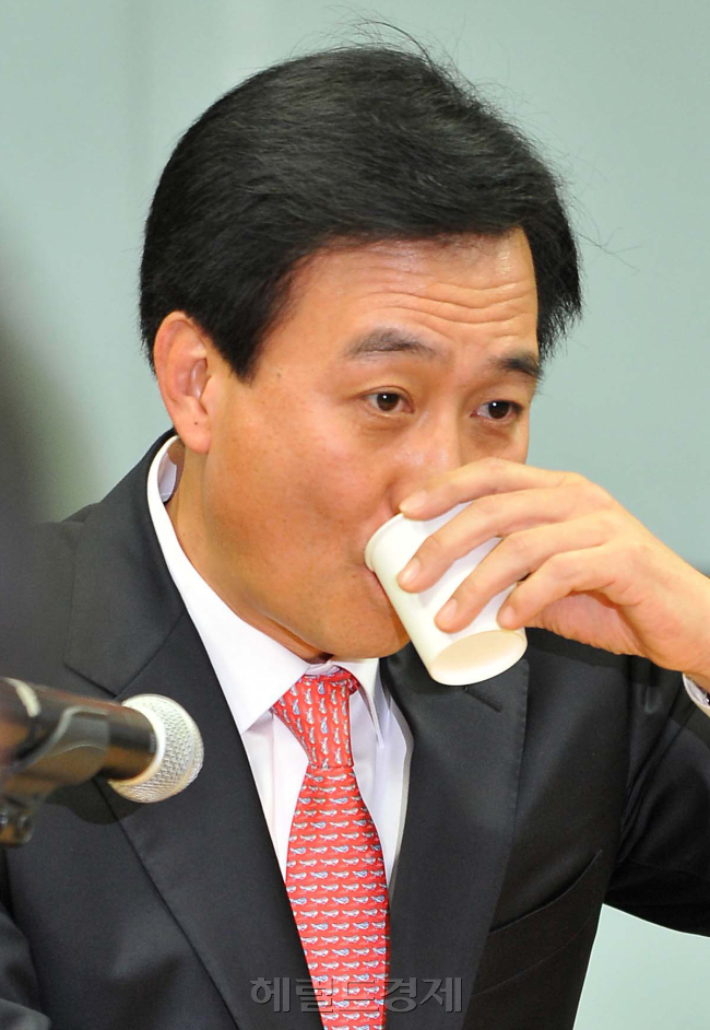 박병엽 팬택 부회장이 6일 서울 마포구 상암동 팬택 본사에서 열린 긴급 기자회견에서 사의 표명을 밝히고 있다.<br />이상섭 기자. babtong@heraldm.com 2011.12.06