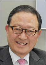 윤영두(기업인/아시아나항공사장)
아시아나항공은 윤영두<사진> 사장 등이 참석한 가운데 이날 ‘아름다운 교실 프로젝트’ 일환으로 중국 선전시 바오안구 루싱소학교와 자매결연을 했다. 이 행사에는 윤 사장 외에 양창수 주광저우 총영사관 총영사, 후쭤취안 루싱소학교 이사장 등 관계자가 대거 참석했다.